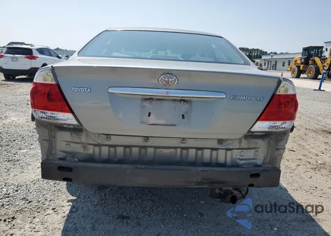 2005 Toyota Camry Le z USA, uszkodzony, nr VIN 4T1BE32K45U557631